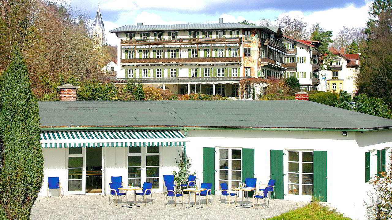 017-golfhaus-mit-hotel-im-hintergrund.jpg